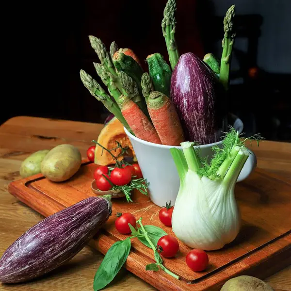 Tahta arka planda taze sebzeler