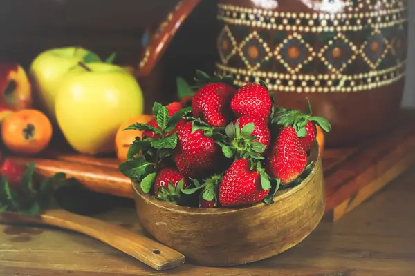 Kasede taze çilek var.