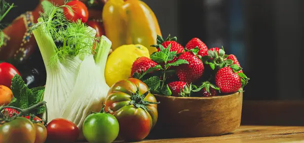 Tahta tepside taze sebzeler