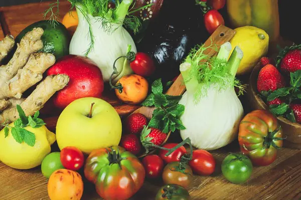 Tahta bir masada taze sebzeler.