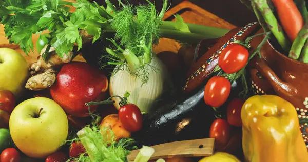 Tahta masada taze meyve ve sebzeler.