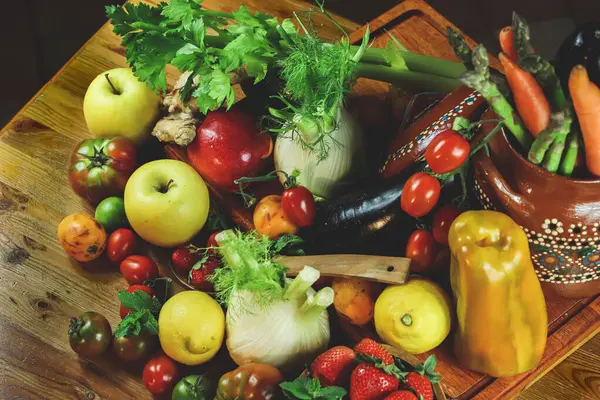 Tahta masada taze sebzeler ve meyveler.