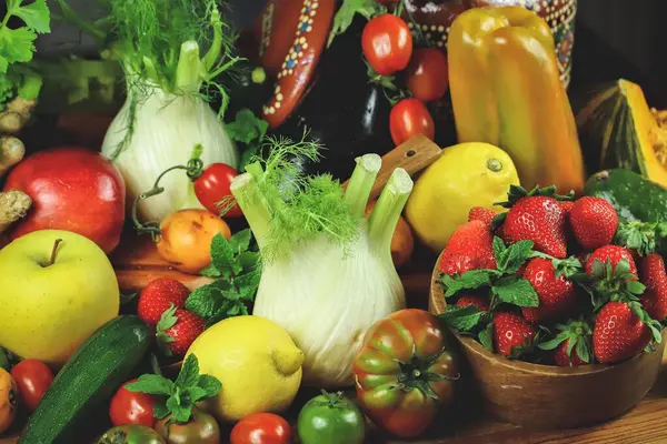 Tahta arka planda taze meyve ve sebzeler