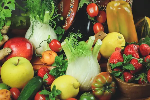 Tahta arka planda taze sebzeler