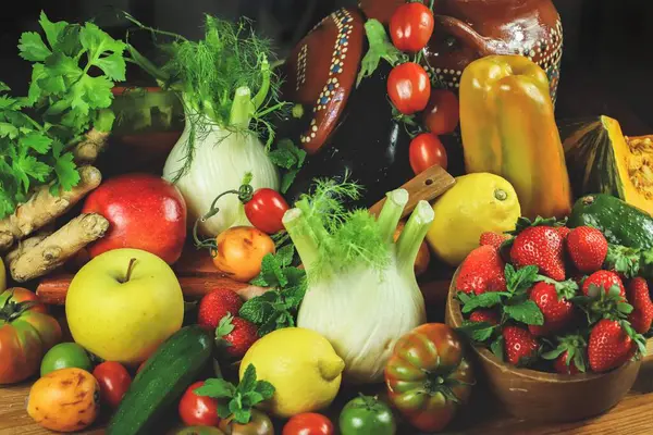 Mutfaktaki masada sebze ve meyve var.