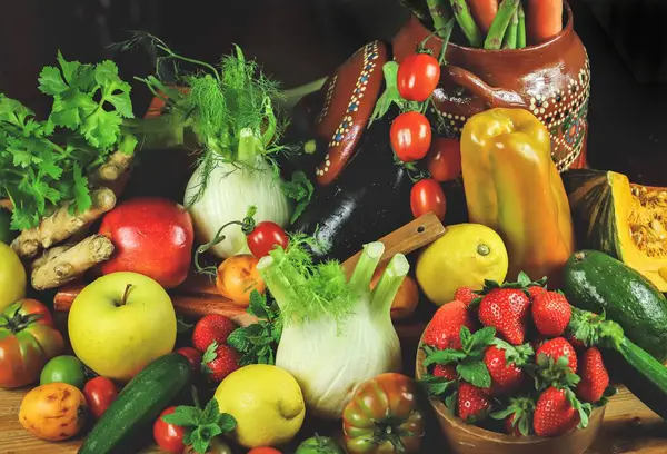 Tahta masada taze sebzeler. Yemek geçmişi. en üstteki görünüm