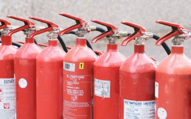 Duvarda yangın söndürücü var.