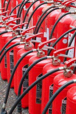 Bir benzin istasyonunda yangın söndürücü.