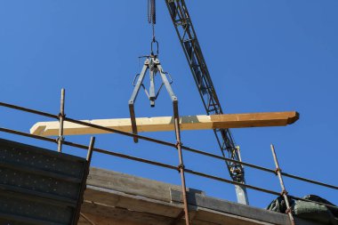 Mavi gökyüzü arka planında vinç inşa etmek