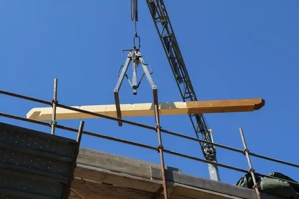 Mavi gökyüzü arka planında vinç inşa etmek