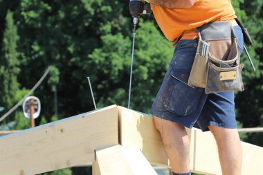 Tahta kutuda çekiçli miğferli bir adam.