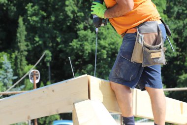 Ahşap şantiyede çalışan bir adam.