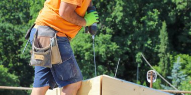 Evde inşaat işçisi var.