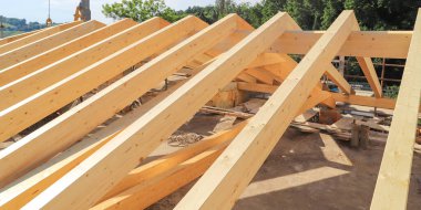 Tahta kirişlerle inşa edilmiş ahşap bir ev.