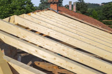 Köyde çatısı olan ahşap çatı.