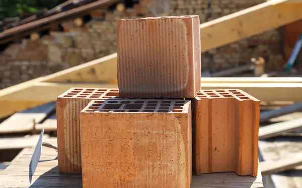 Bir ev inşaatı üzerine tahta bloklar.