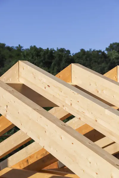 İnşaat halindeki yeni evin ahşap kirişleri..