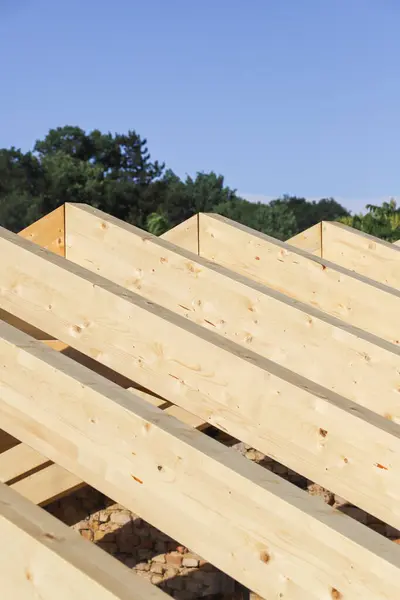 Mavi gökyüzü olan yeni ahşap çatı