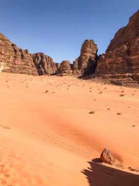 Ürdün 'de güzel bir dağın ortasında çöl.