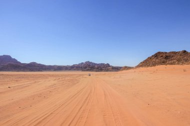 Arabayla Ürdün 'deki Wadi Rom Çölü manzarası. Ürdün 'deki Wadi Rum Çölü. Wadi Rum dünyanın en çok ziyaret edilen turistik yerlerinden biri..