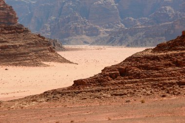 Wadi Çölü, Jordan. Vadi romunun manzarası. Kaya ve kayalarla dolu güzel bir vadi. Güney Ürdün 'deki kum taşı kayaları.
