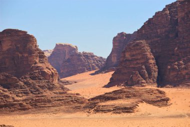 Arabayla Ürdün 'deki Wadi Rom Çölü manzarası. Ürdün 'deki Wadi Rum Çölü. Wadi Rum dünyanın en çok ziyaret edilen turistik yerlerinden biri..