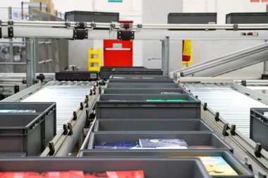 Plastik bantlı fabrika hattı. Taşıyıcı bant için karton kutu üretimi için modern taşıma bandı. Paketleme ve üretim için taşıma hattı.