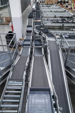 Deponun modern endüstriyel iç kısımları. Taşıyıcı bant. paketleme hattı