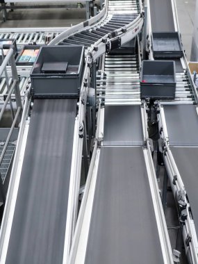 Plastik bantlı fabrika hattı. Taşıyıcı bant için karton kutu üretimi için modern taşıma bandı. Paketleme ve üretim için taşıma hattı.
