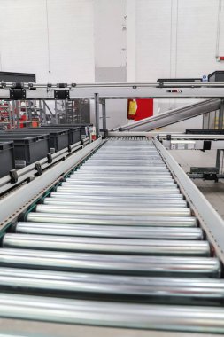 Modern endüstriyel fabrikada taşıma bandı. fabrika ekipman hattı