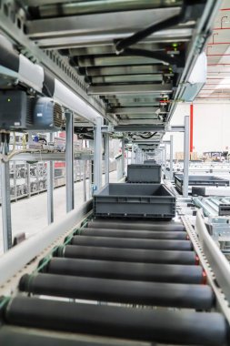 Modern depoda üretim hattı.