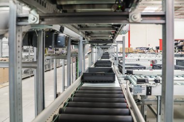 Modern endüstriyel fabrikada taşıma bandı. fabrika ekipman hattı