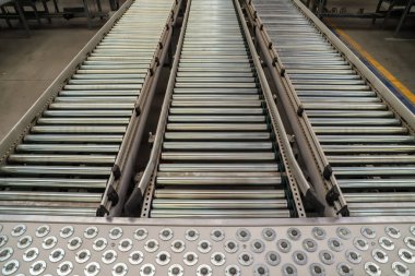 Metal dikdörtgen çelik kaplamalı metal profil. Endüstriyel metal. Metal depo. ürün ve ürünler.