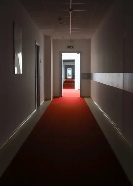 Koridorda büyük bir kırmızı halı var.