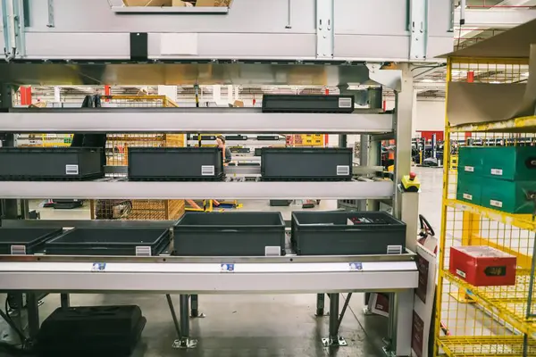 Modern iç mekanlarda boş süpermarket rafları.