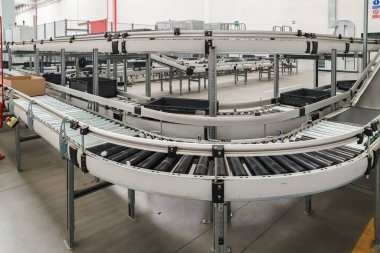 Modern fabrikada ya da depoda paketlemek için taşıma bandı ya da bant ile taşıyıcı bant