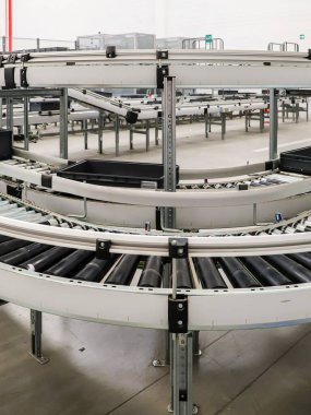 Bir fabrikadaki taşıma bandı için taşıyıcı bant. Taşıma hattı için modern endüstriyel ekipman.