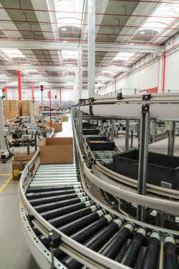 Modern bir binanın içinde, büyük ve modern bir depo.