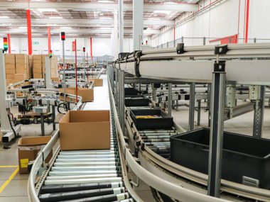 Modern bir binanın içinde.