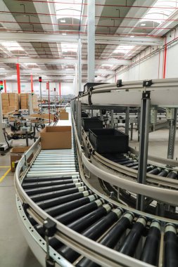 Fabrikada taşıma bandı