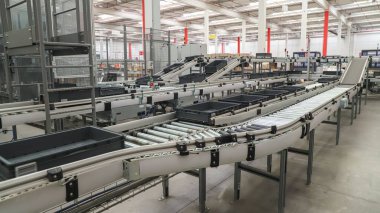 Modern bir binanın içinde.