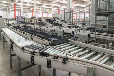 Fabrikada taşıma bandı