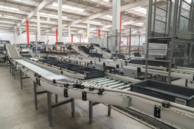 Fabrikadaki taşıma bandı üretimi için taşıyıcı.