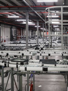 Modern bir sanayi fabrikasının içinde.