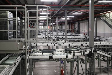 Modern bir fabrikanın içinde.