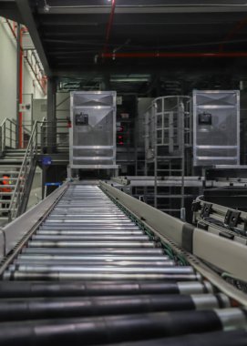 Modern fabrika iç mimarisi. Taşıyıcı için plastik kutu üretimi