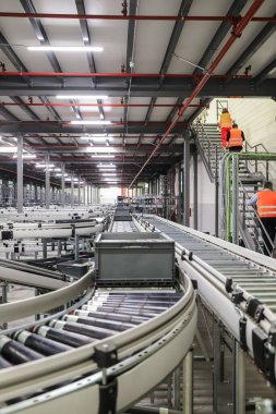 Metal ve çelik boruların üretimi için çelik kablolar, elektrik kabloları ve kabloları olan modern fabrika içi