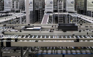 Modern endüstriyel iç metale sahip çok sayıda metal borular