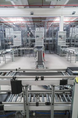 Modern bir lojistik deposunda ambalaj hattı. Modern fabrikanın endüstriyel iç mimarisi.