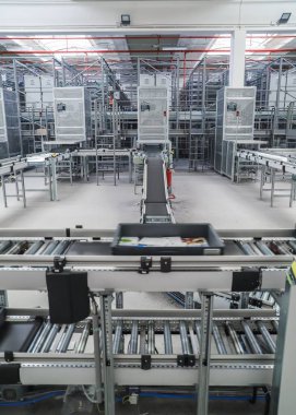 Modern bir lojistik deposunda ambalaj hattı. Modern fabrikanın endüstriyel iç mimarisi.